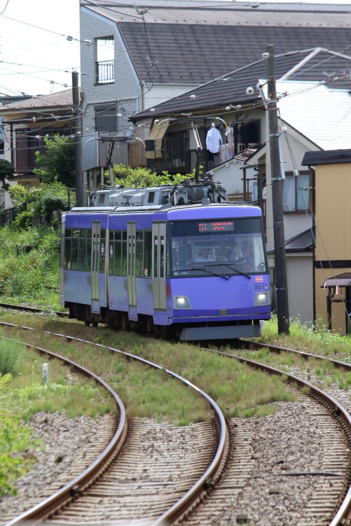 世田谷線、若林駅ホームからカーブを曲がる電車を撮影したもの