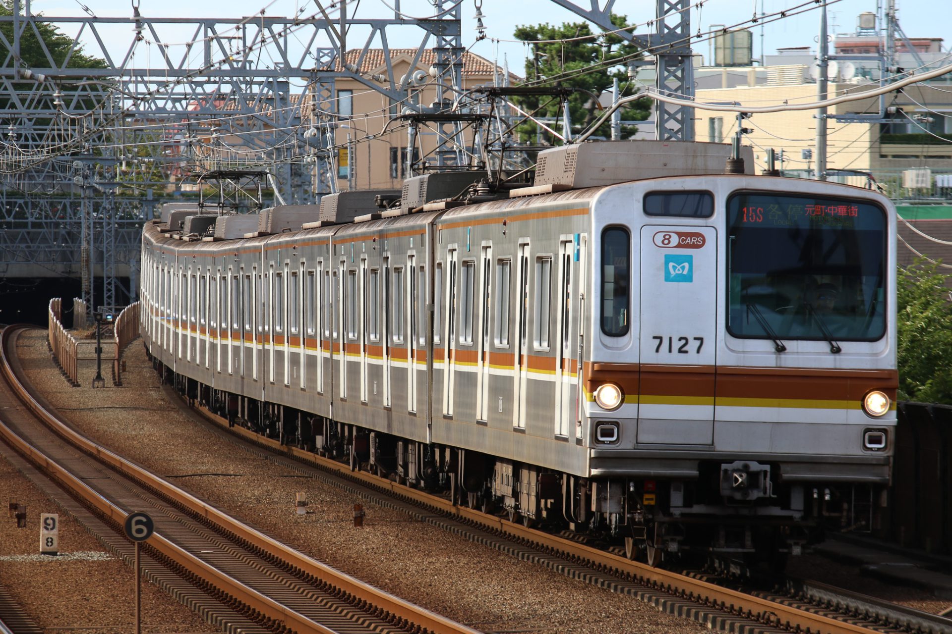 7000系電車が入線してくる