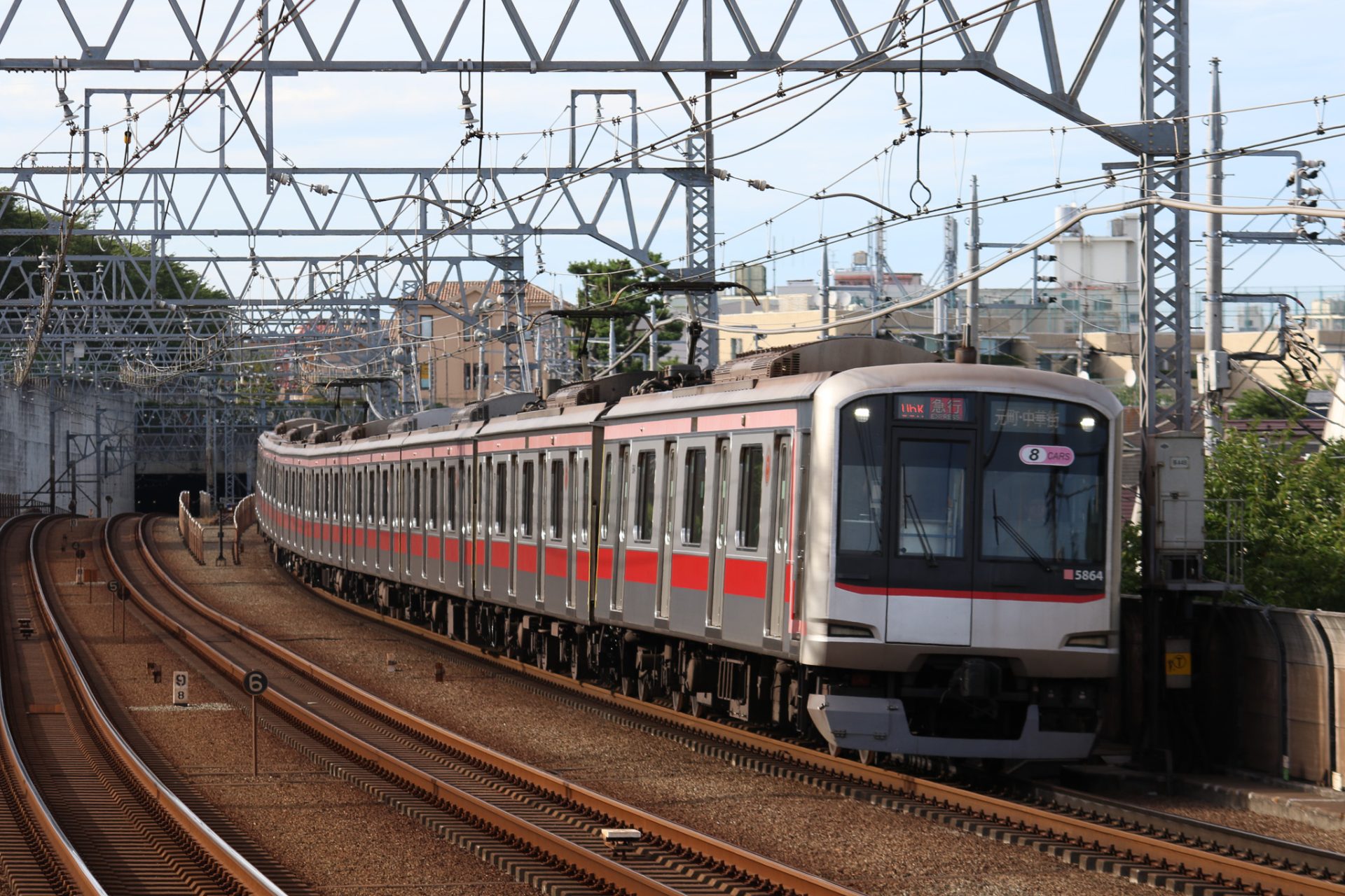 夕暮れ時になめらかにカーブする電車