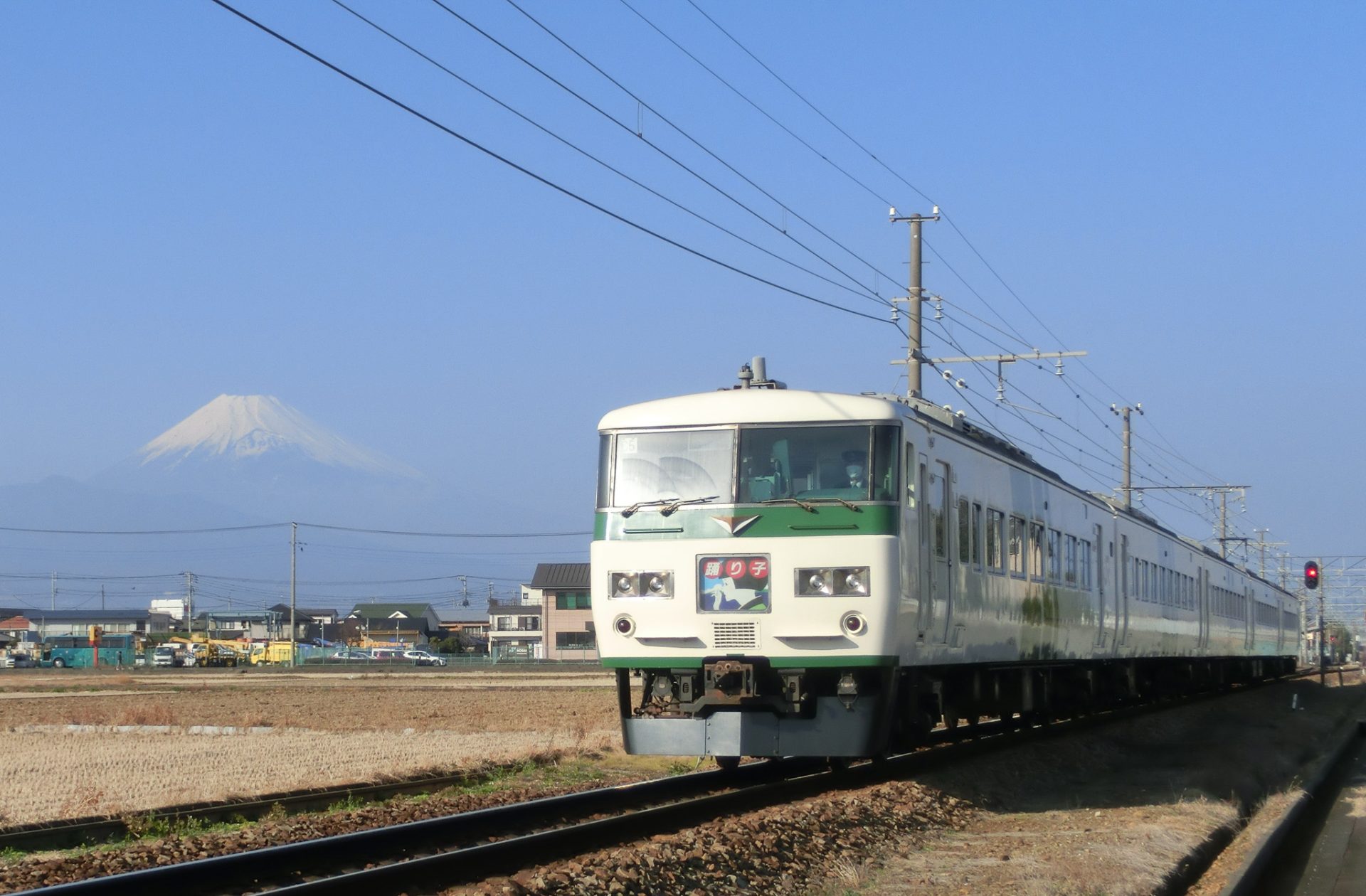 富士山と空を背景に原木駅から電車が向かってくる