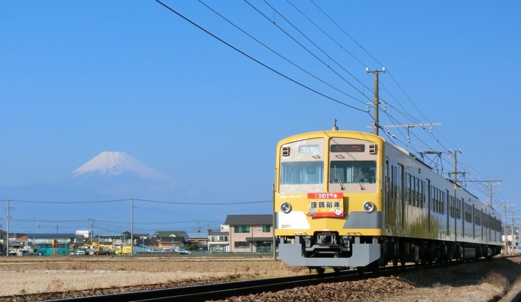 富士山と空を背景に原木駅から電車が向かってくる