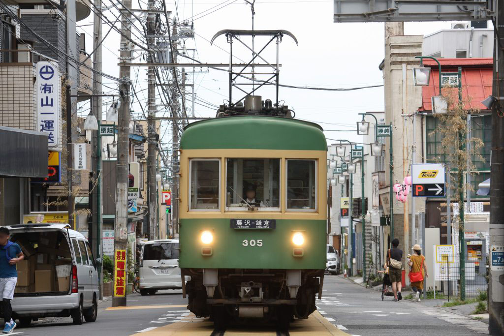 路面を走る江ノ電を正面から捉える