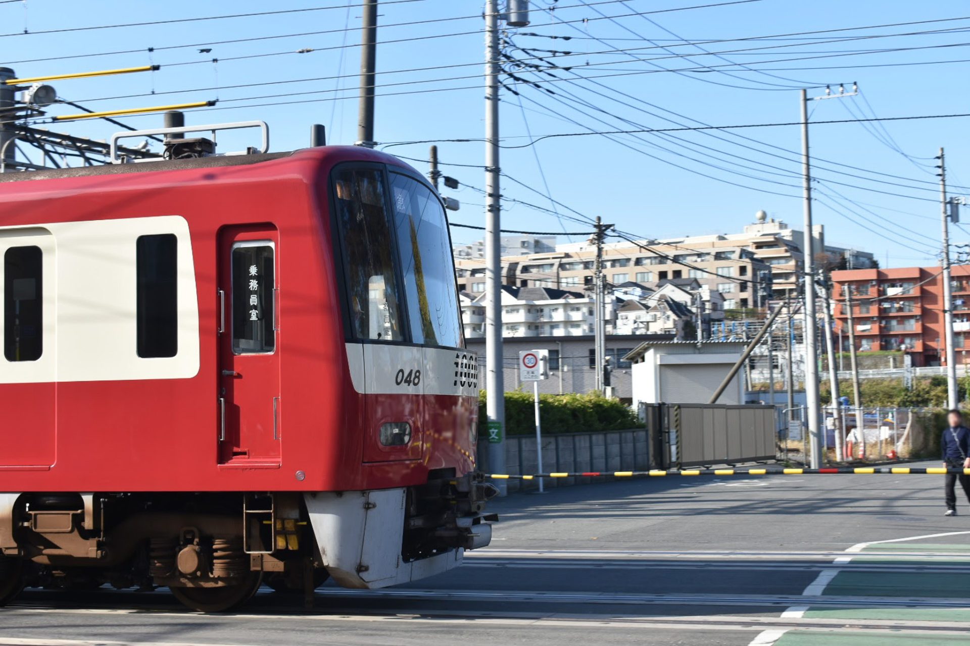 検車区から出庫する新1000型