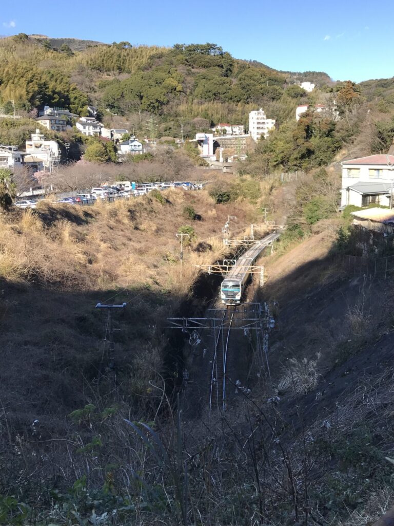 切通しを走行する伊東線車両のギャラリー1